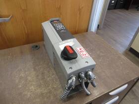 131f0795 Danfoss Vlt Ac Drive 1.5hp 3ph With Disconnect Keypad Used 131f0795 Danfoss Vlt Ac Drive 1.5hp 3ph With Disconnect Keypad Used